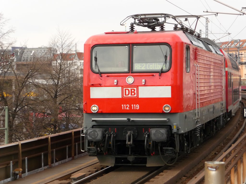 112 119 erreicht am 11.04.2012 den Berliner Alexanderplatz. Zu diesem Zeitpunkt duhren als RE2 (heute von der ODEG bedient) eigentlich 182er.
RE2 -> Cottbus
