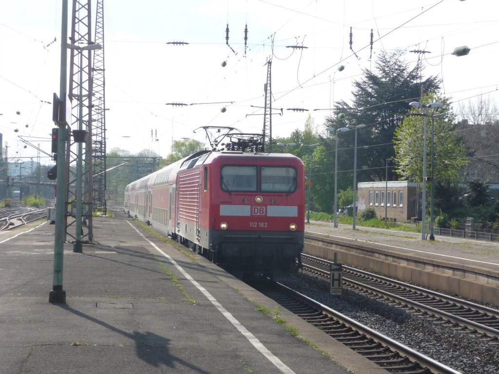 112 162 fhrt am 15.04.2011 in den Bahnhof Wuppertal-Oberbarmen ein.
RE7 -> Rheine