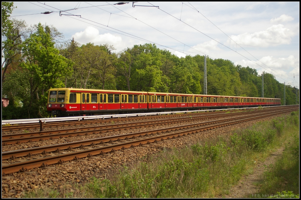 485 104-4 der S-Bahn Berlin hat eine lange Geschichte. 2006 z-gestellt wurde sie 2011 wieder in den Dienst genommen, hier fhrt sie am 10.05.2012 den Zug auf der S3 nach Ostkreuz kurz vor Berlin-Friedrichshagen an