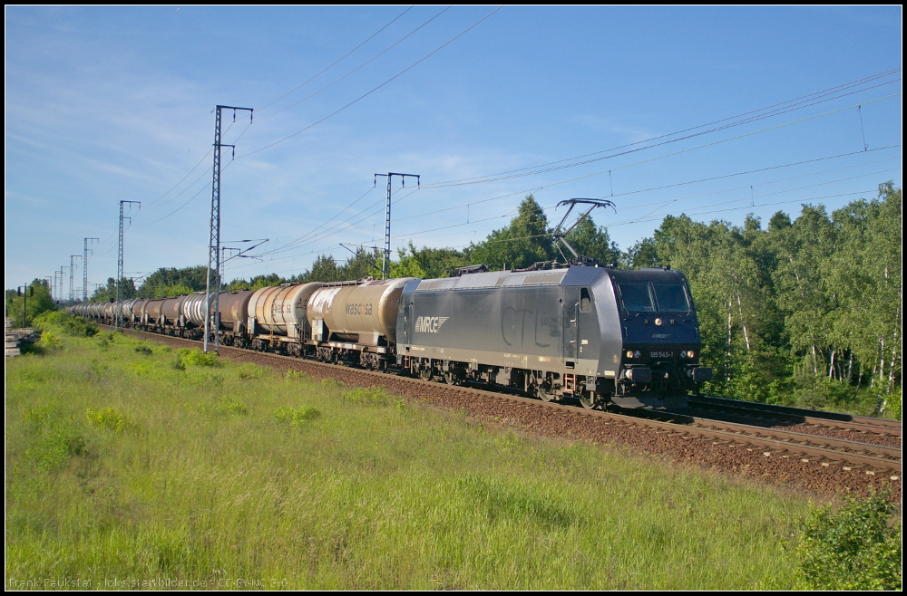 CTL 185 545 ist mit einem Kesselwagen-Zug am 05.06.2013 in der Berliner Wuhlheide unterwegs