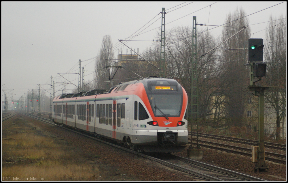 Da die KISS-Triebzge der Fa. Stadler noch keine EBA-Freigabe erhalten haben, muss die ODEG mit Ersatzgarnituren auf dem RE4 fahren. Hier verlsst der von der Rheingaubahn ausgeliehene 428 138 (ET 404) am 20.12.2012 den Bahnhof Berlin-Jungfernheide als RE4 Ludwigsfelde
