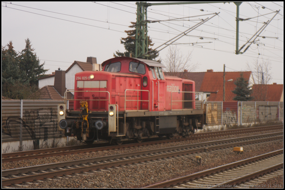 Das Arbeitsgerät der DB schlechthin. Vom Rangierbetrieb bis zum Gz-Verkehr ist alles möglich. DB Schenker 294 825-5 durchfährt am 26.11.2011 den S-Bahnhof Halle Messe.