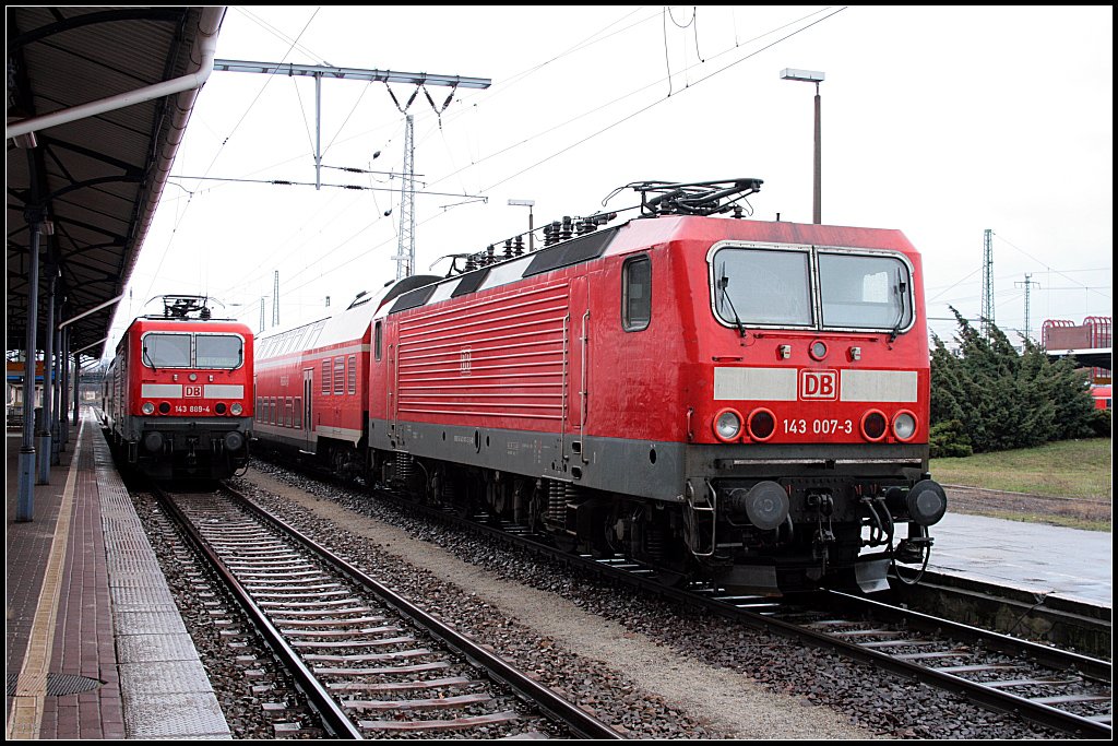 DB 143 889-4 und DB 143 007-3 pausieren bis es wieder auf die Strecke geht (Cottbus 28.12.2009 - Update: 143 007 in Braunschweig abgestellt, berfhrt zu Fa. Steil zur Verschrottung, 143 007 verschrottet 05/2011)