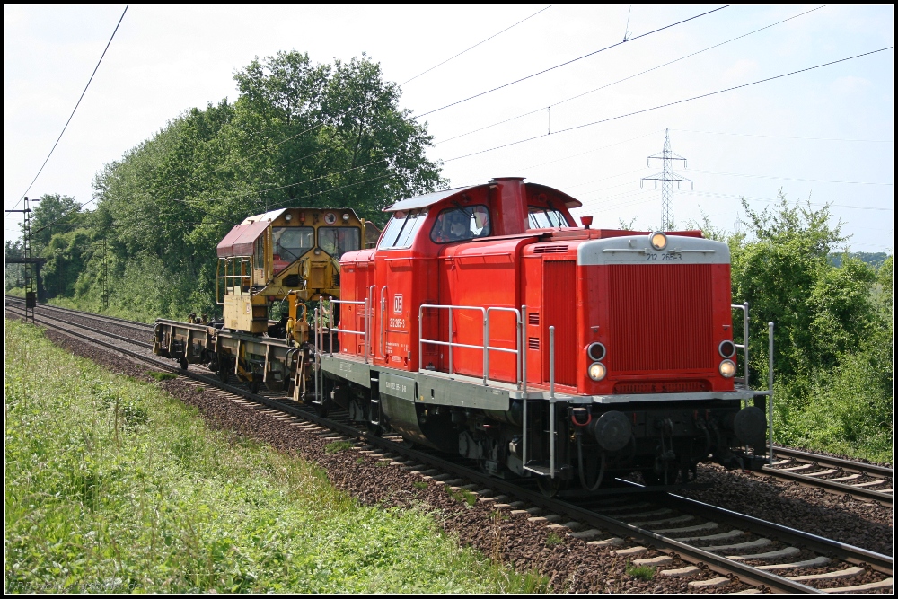 DB Fahrwegdienste 212 265-3 mit einem Baufahrzeug (gesehen Lehrte-Ahlten b. Hannover 24.06.2010)