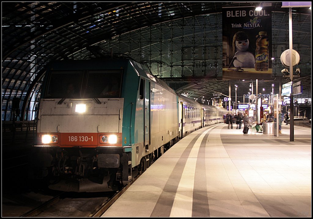 DB Fernverkehr 186 130-1 mit dem Berlin-Warschau-Express gerade aus Warschau in Berlin angekommen (Nachts in Berlin Hauptbahnhof, 11.12.2009)