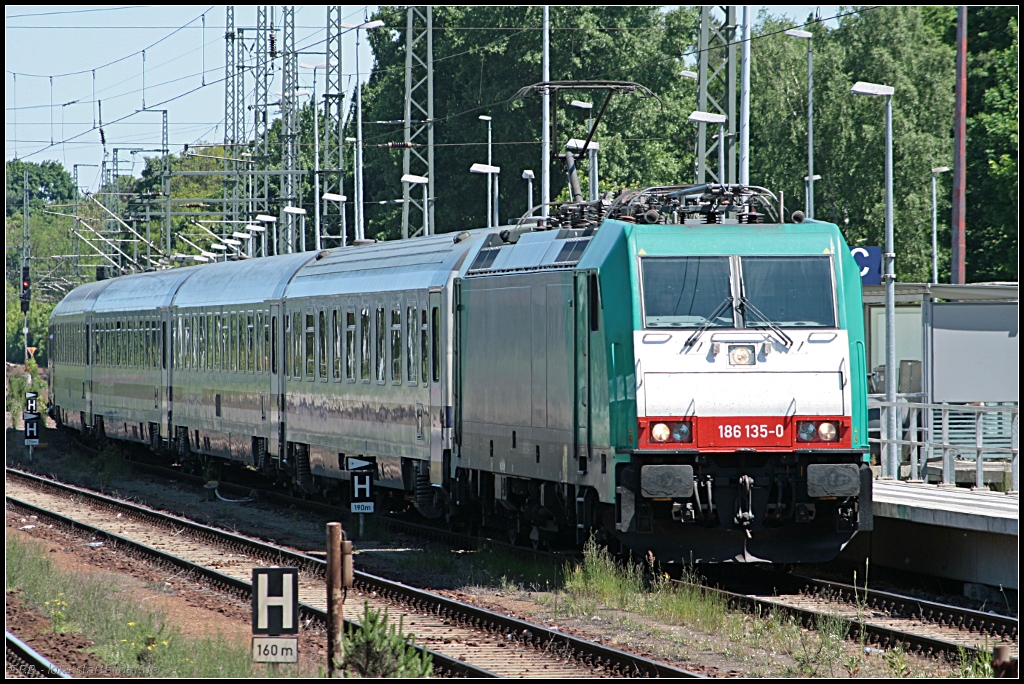 DB Fernverkehr 186 135-0 mit dem EC 46, setzt um und fährt nach 15 Minuten wieder weg (gesehen Berlin Wannsee 03.06.2010)