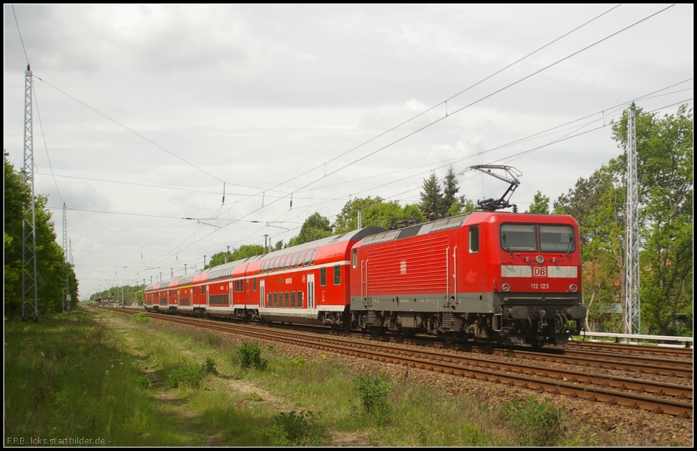 DB Regio 112 123 mit dem RE1 Berlin-Charlottenburg fhrt am 10.05.2012 durch Berlin-Friedrichshagen