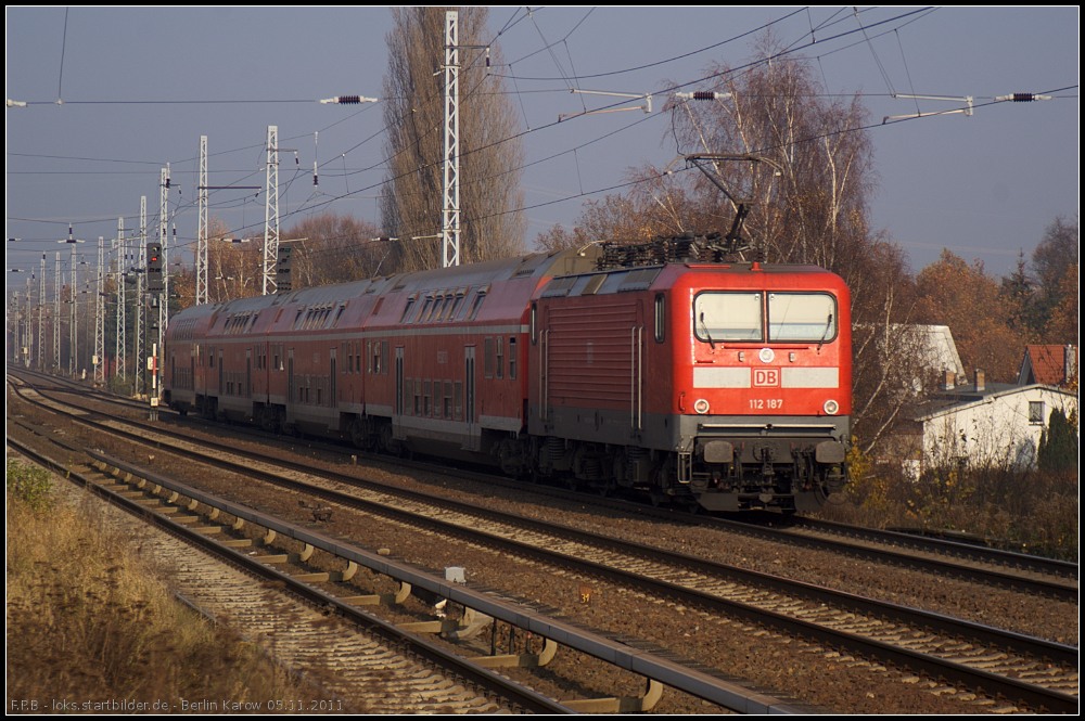DB Regio 112 187 schob ihren RE nach Schwewdt am 05.11.2011 durch Berlin-Karow