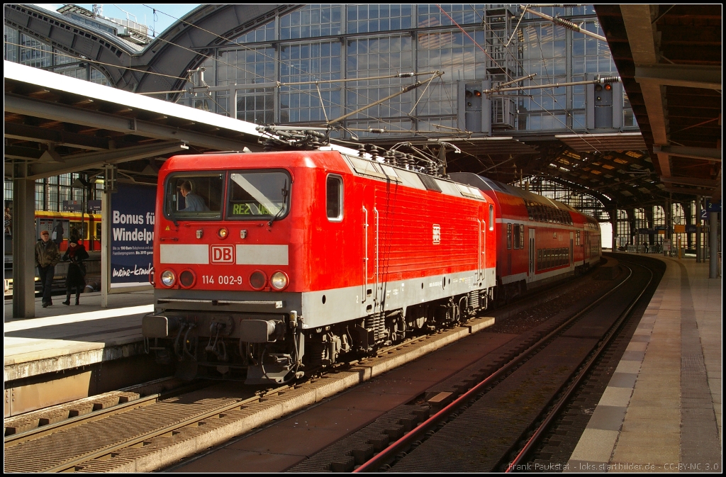 DB Regio 114 002 fhrt am 07.04.2013 mit dem RE2 nach Wismar aus dem Bahnhof Berlin Friedrichstrae ab