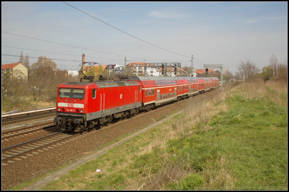 DB Regio 114 018 mit einem RE gesehen Berlin Bornholmer Strae, 09.04.2012
