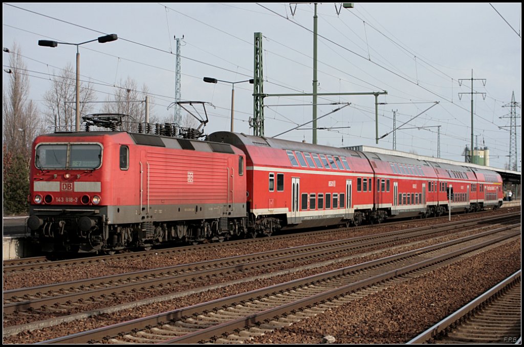 DB Regio 143 818-3 mit dem RE7 nach Wünsdorf-Waldstadt (NVR-Nummer 9180 6 143 818-3 D-DB, gesehen Berlin Schönefeld Flughafen, 27.02.2010)
<br>
- Update: ++ 2014 bei TSR Recycling Magdeburg