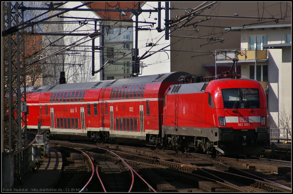 DB Regio 182 007 schiebt den RE1 nach Eisenhttenstadt am 07.04.2013 durch die typische Huserschlucht am Bahnhof Berlin Friedrichstrae