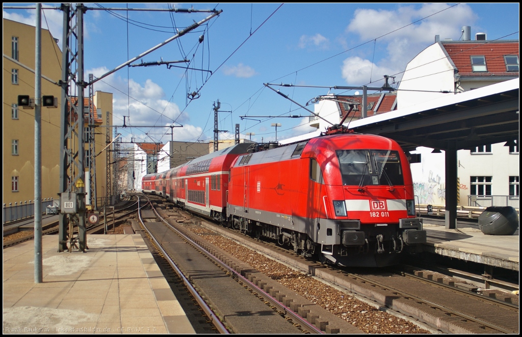 DB Regio 182 011 schiebt ihren Regionalexpress RE1 Magdeburg Hbf am 07.04.2013 aus den Bahnhof Berlin Friedrichstrae