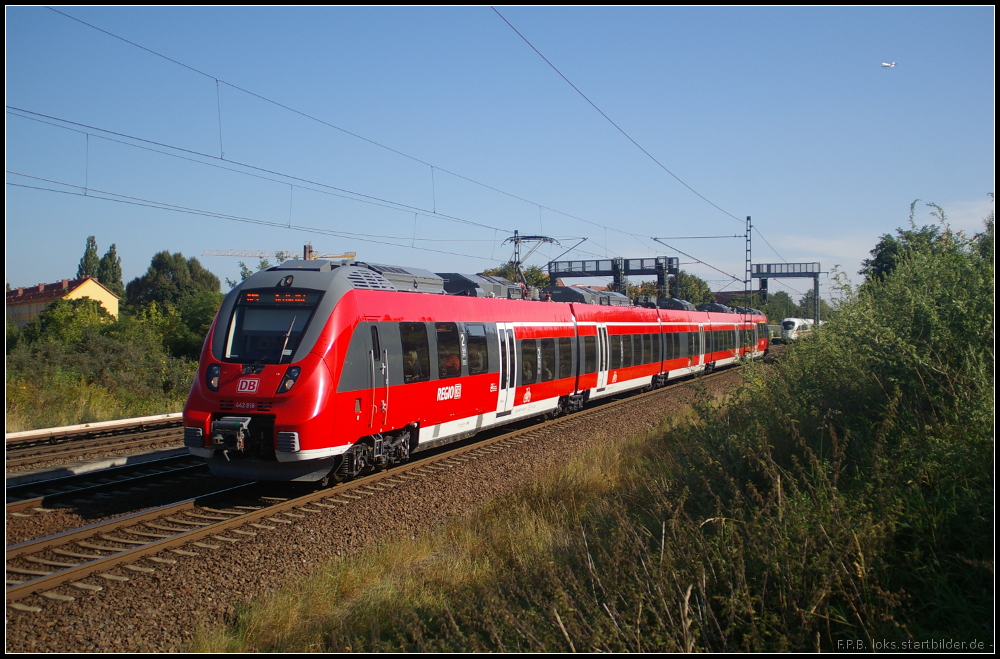 DB Regio 442 316 als RE5 am 13.09.2012 nach Berlin Hauptbahnhof in Bln. Bornholmer Strae. Auf dem Nebengleis kommt ICE Tz 1174 angefahren. Und oben rechts ist noch ein Billigflieger im Anflug auf TXL.