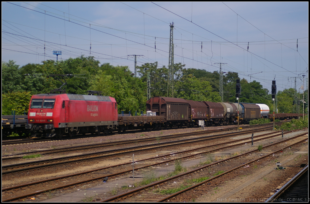 DB Schenker 145 029-5 mit einem gemischtem Gterzug am 16.07.2013 in Magdeburg