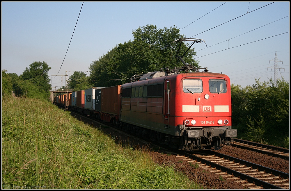 DB Schenker 151 042-9 mit einem Containerzug Richtung Lehrte (gesehen Lehrte-Ahlten b. Hannover 24.06.2010)
<br><br>
- Update: ++ 04/2016 Nürnberg