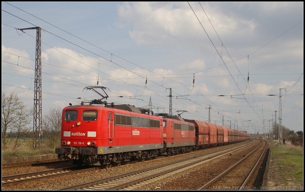 DB Schenker 151 119-5 und 151 160-9 mit einem Erzzug am 14.04.2012 in Nuthetal-Saarmund