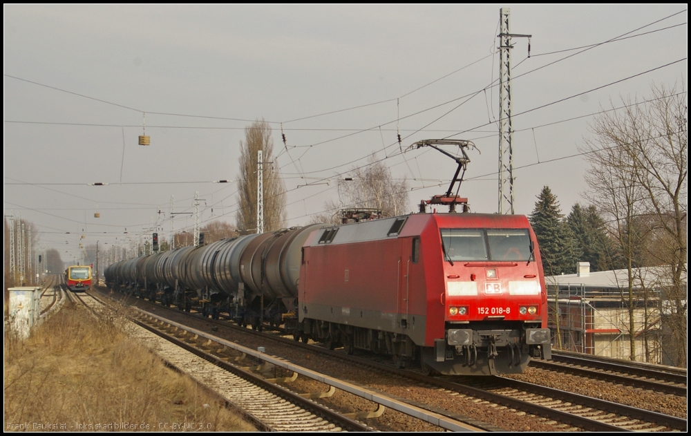 DB Schenker 152 018 mit Kesselwagenzug am 07.03.2013 in Berlin-Karow