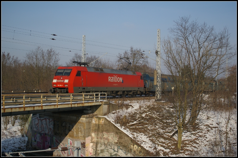DB Schenker 152 052-7 mit Kohle aus Polen am 26.01.2013 in Berlin Wuhlheide