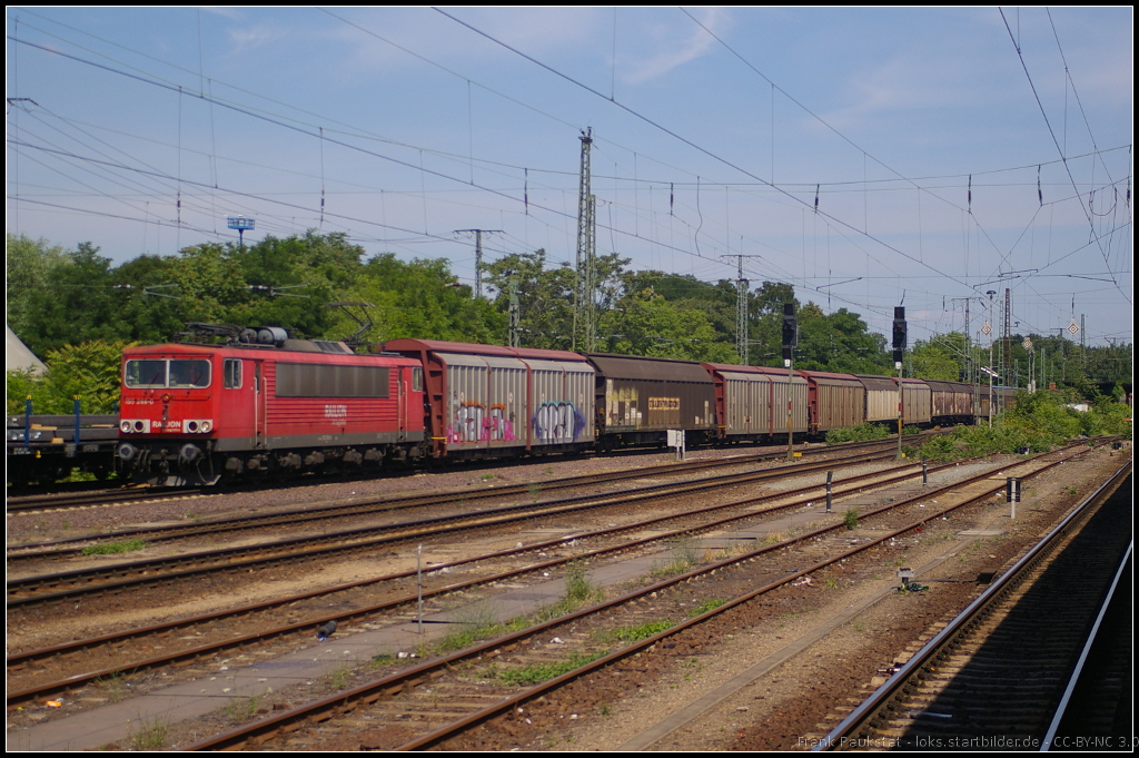 DB Schenker 155 266 mit einem Autotransport am 16.07.2013 in Magdeburg
<br><br>
Update: Verschrottet in Opladen am 18.03.2015