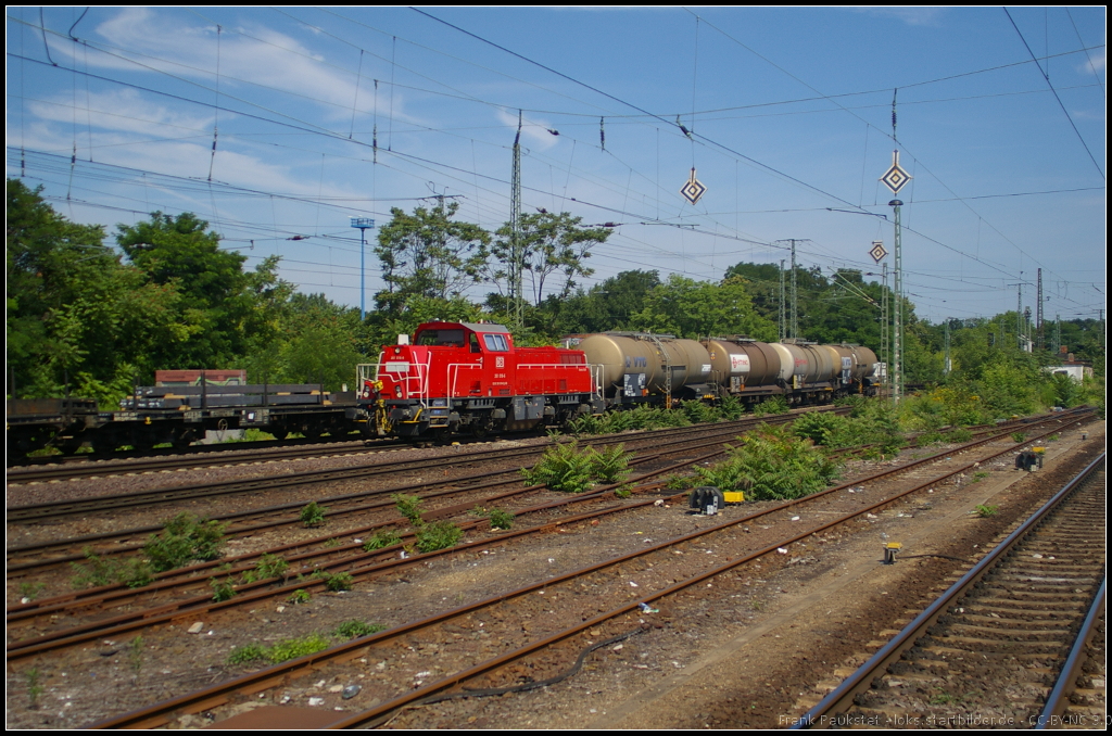DB Schenker 261 018 mit Kesselwagen-Zug am 16.07.2013 in Magdeburg