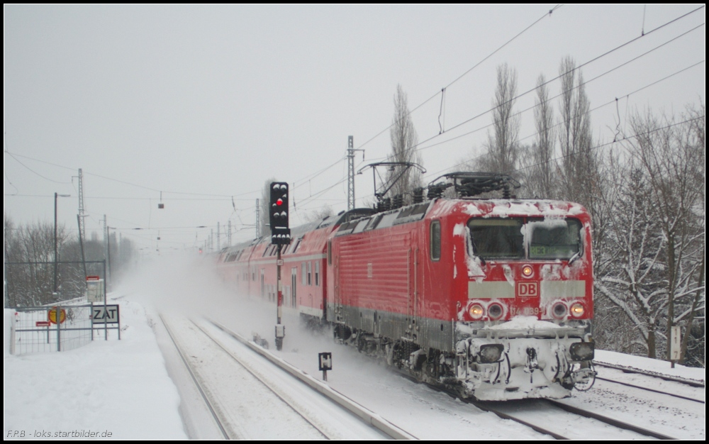 Der Winter hat den Eisenbahnverkehr fest im Griff, so auch die schon stark vereiste DB Regio 114 039-1 mit dem RE3 Elsterwerda zum nächsten Halt nach Gesundbrunnen bei der Vorbeifahrt am 28.12.2010 in Berlin-Karow.