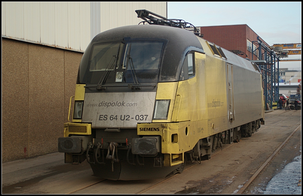ES 64 U2-037 / 182 537 war bereits bei vielen EVU im Einsatz, zuletzt bei boxXpress. Am 28.01.2011 steht sie in Berlin-Reinickendorf um ein neues Farbkleid zu erhalten.