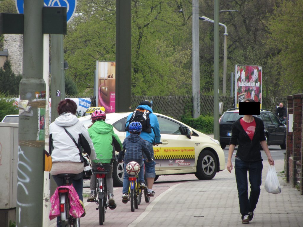 Hackordnung im Straenverkehr. Verdrngt das Auto die Radfahrer nicht nur von der Fahrbahn, sondern auch noch vom  Radweg , wirkt sich das auch aufs letzte Glied in der Hackordnungskette aus, denn ausgewichen wird hier ber den Gehweg. Treskowallee, Berlin 2.5.2013