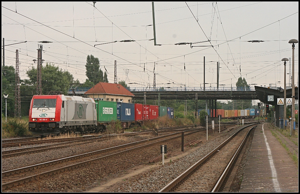 ITL 185 650-9 mit reichlich Container am Haken (NVR-Nummer 91 80 6185 650-9 D-VC, gesehen Magdeburg Eichenweiler 09.08.2010)