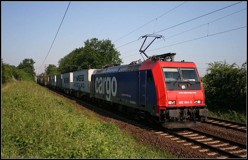 LOCON 482 044-5 und Containerzug Richtung Lehrte (Eigentum SBB Cargo, angemietet seit 05/2010, gesehen Lehrte-Ahlten b. Hannover 24.06.2010)