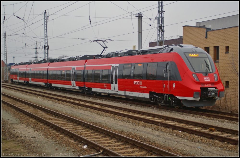 Nach einer Probefahrt kommt der TALENT 2 mit ungewhnlicher Nummer 2442 213 zum Abrsten am 18.02.2013 nach Hennigsdorf b. Berlin