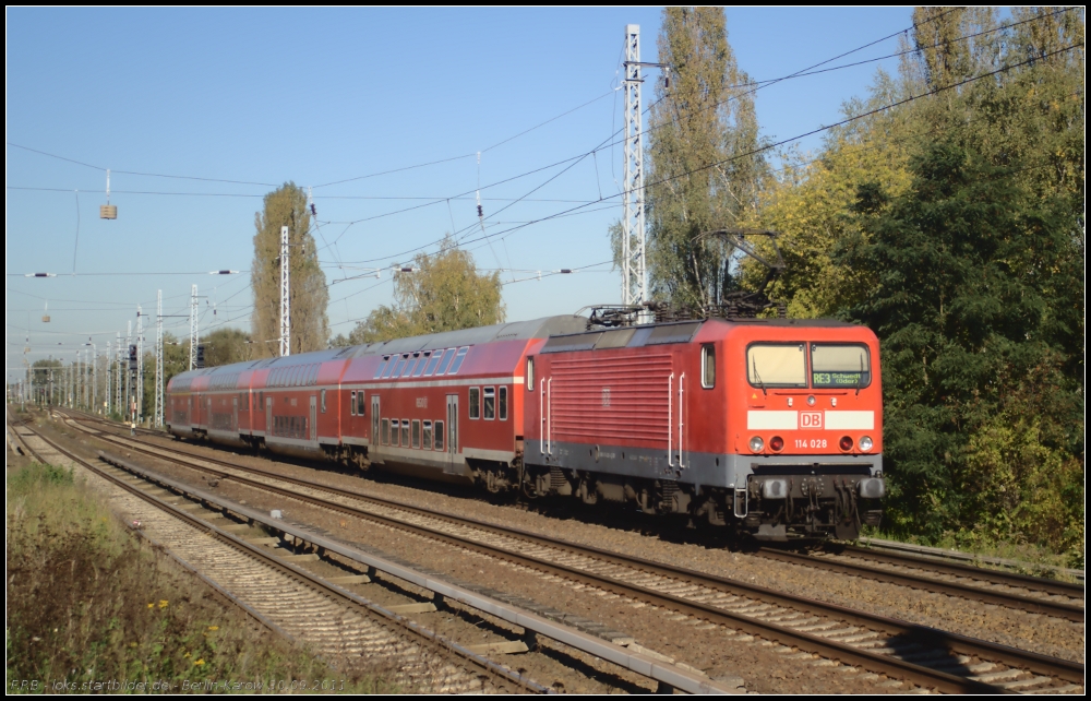 Nach Schwedt (Oder) schiebt DB Regio 114 028 den RE3 am 30.09.2011 durch Berlin Karow