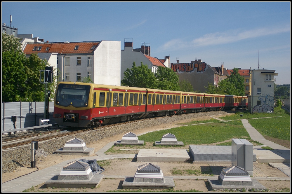 Neubaucharme am Ostkreuz: Ein Zug der S41 Ringbahn fhrt in den neuen S-Bahnhof Ostkreuz ein (10.05.2012)