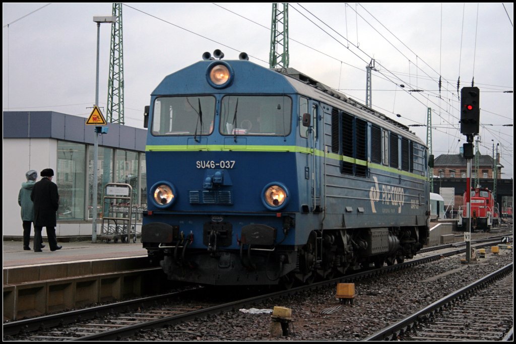 PKP Cargo SU46-037 bernimmt den EC 341 nach Krakow Glowny (Cottbus 28.12.2009)