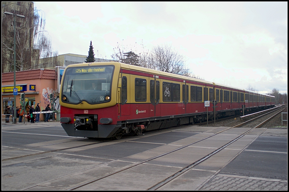 Seit Ende Januar fährt die S25 nur noch im 30 Minuten-Takt und wird geteilt. So fährt die Linie aus Hennigsdorf nur bis Nordbahnhof, aus Teltow Stadt kommend bis Gesundbrunnen. Am 27.01.2011 ist 481 301-0 kurz vor der Einfahrt in den Haltepunkt Berlin Tegel.