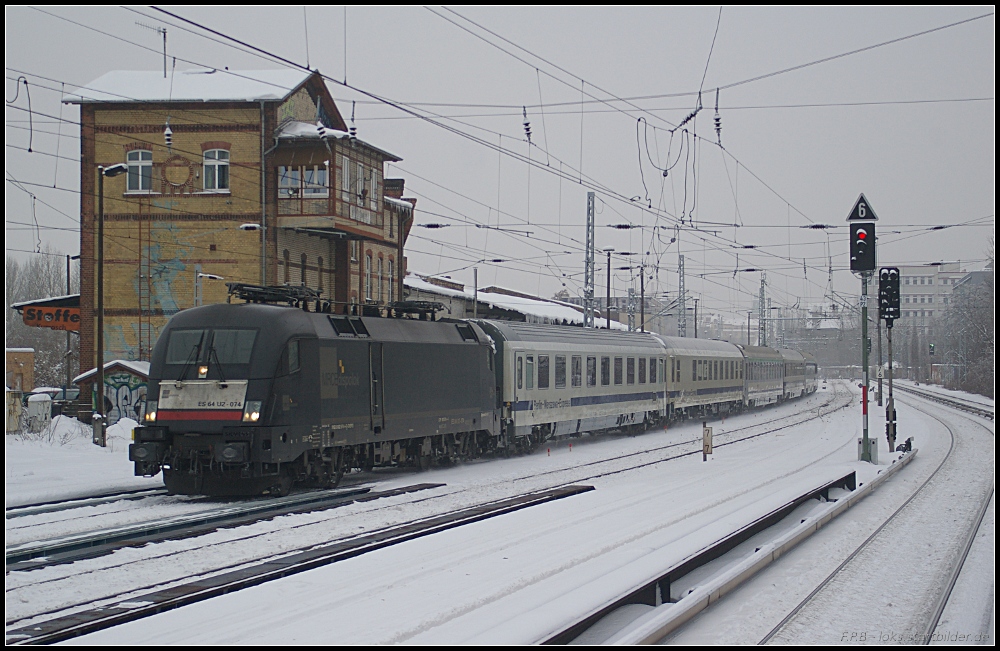 Seit Januar 2010 ist ES 64 U2-074 bei DB Fernverkehr im Einsatz und am 30.12.2010 bespannt die Lok den Lr des Berlin-Warschau-Express nach Rummelsburg. Die Stromabnehmer sind abgesenkt, da sich auf Höhe des S-Bahnhofs Berlin Greifswalder Str eine Trennstelle befindet (NVR-Nummer: 9180 6182 574-4 D-DISPO).
