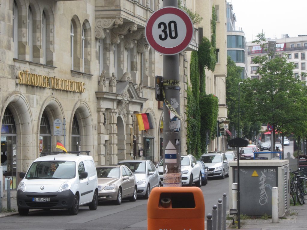  Tempo-30-Schild  am Schiffbauerdamm in Berlin. Entstanden in einer Bastelstunde unter Nachwuchs-Verkehrsplanern? Juni 2012