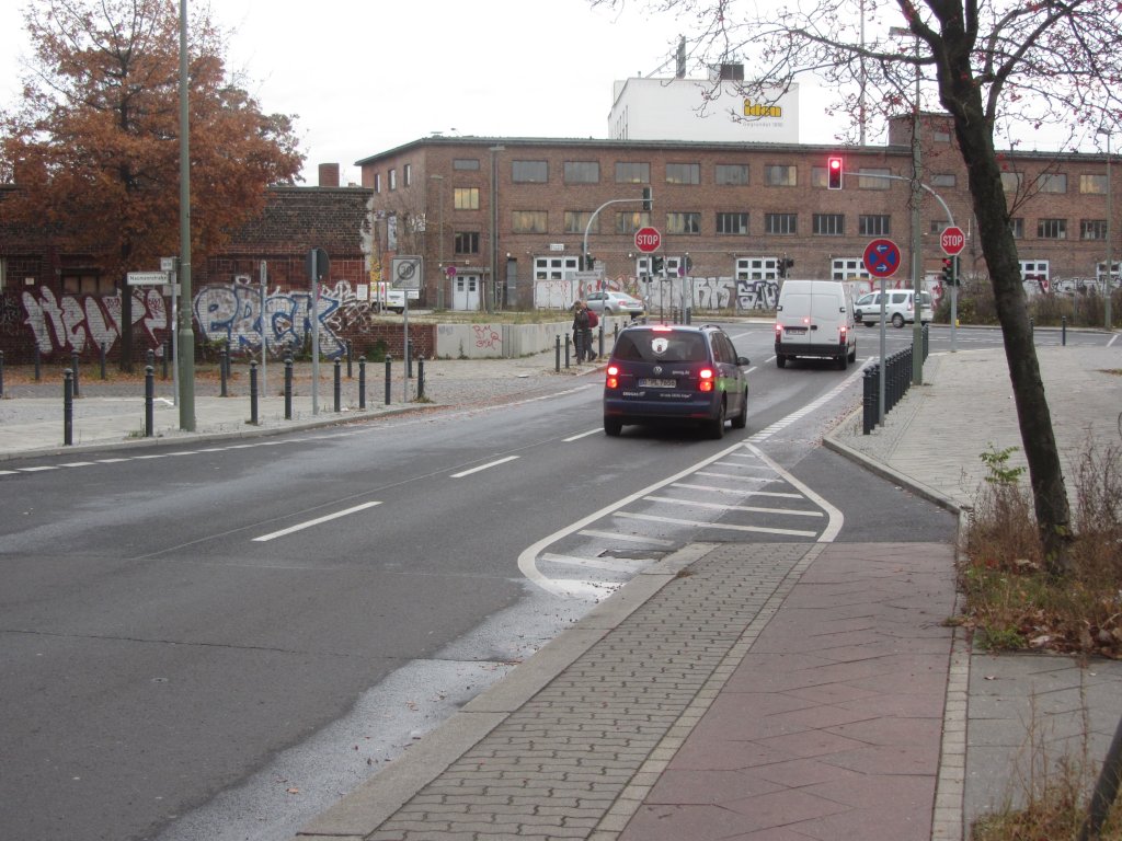 Torgauer Straße, Berlin: Meterspur - irgendwas muss man ja für die Radfahrer tun. 25.11.2012, Berlin Schöneberg