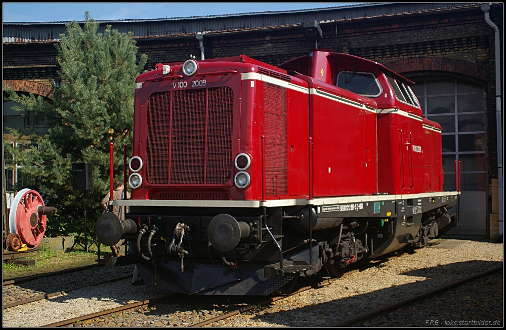 V 100 2009 steht vor dem Lokschuppen und sonnt sich beim 7. Berliner Eisenbahnfest am 12.09.2010 (NVR-Nummer  92 80 1212 009-5 D-HBN)