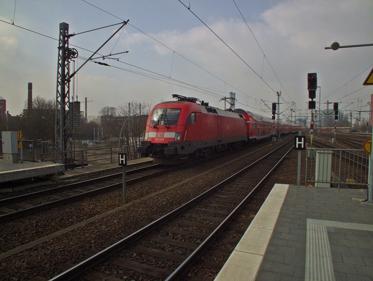 182 006 fhrt am 6.3.14 mit einem RE1 in Berlin Ostbahnhof ein.