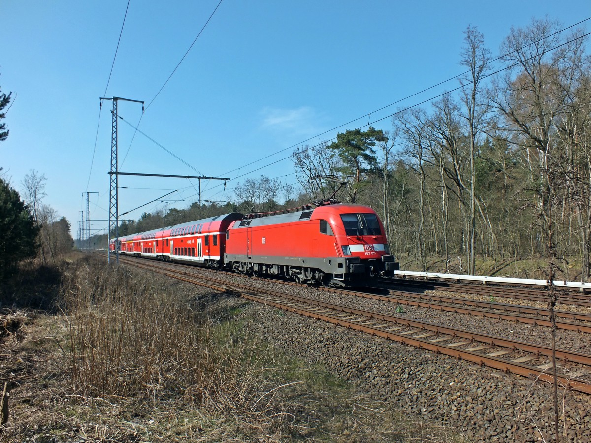 182 011 schiebt am 30.3.14 bei Friedrichshagen einen RE1 in Richtung Berlin.