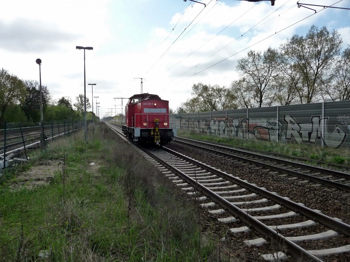 298 319 durchfhrt am Morgen des 15.04.2014 den Bahnhof Berlin-Karlshorst, um kurz darauf im Betriebsbahnhof Rummelsburg zu verschwinden.