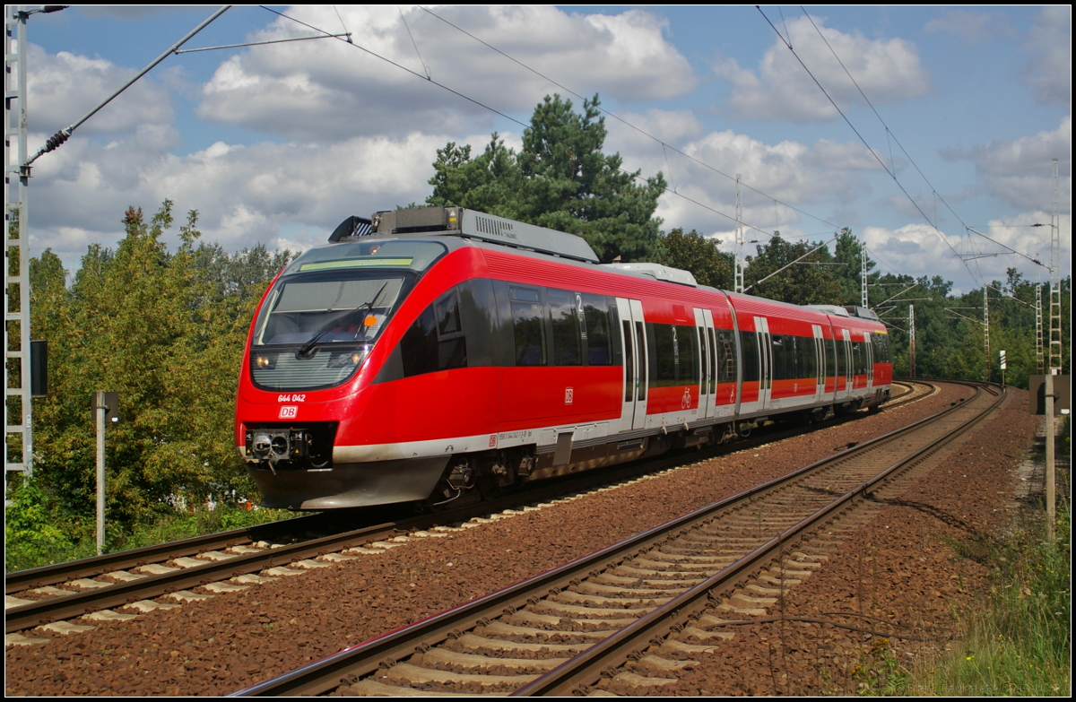 644 042 von DB ZugBus Regionalverkehr Alb-Bodensee fuhr am 23.08.2017 auf Dienstfahrt am Bahnübergang Berlin Wuhlheide vorbei