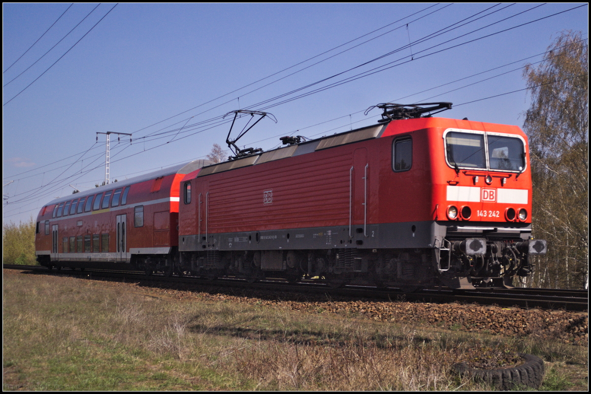 Als DB Regio 143 242-6 mit dem Doppelstocksteuerwagen auf Leerfahrt am 16.04.2019 durch die Berliner Wuhlheide fuhr, war die Sonne leider noch nicht auf der richtigen Seite.