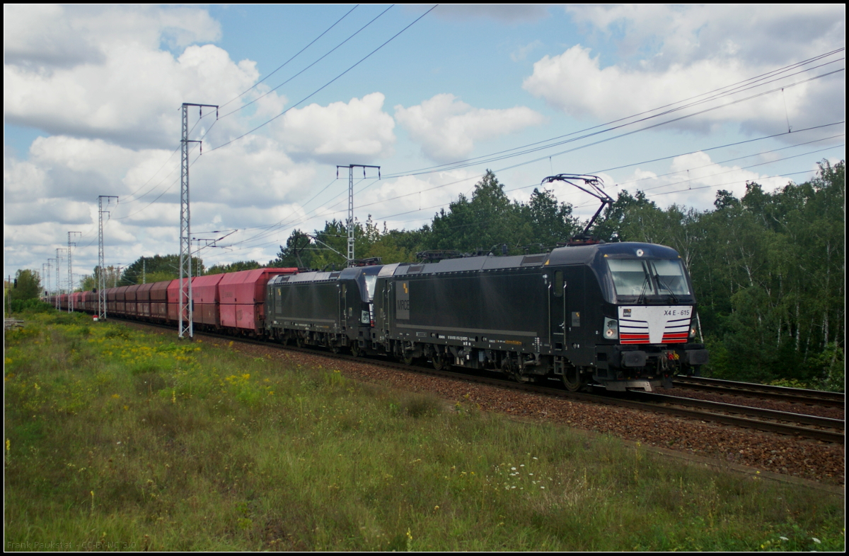 Angemietet von MRCE fuhr DB Cargo X4 E-615 und 193 600 mit dem Kohlependel am 23.08.2014 durch die Berliner Wuhlheide (NVR-Nummer 91 80 6193 615-2 D-DISPO)