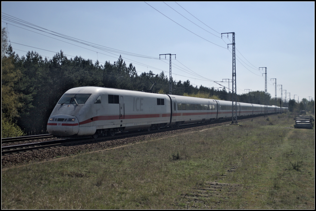 Aus dem fahlen Gegenlicht kommend fuhr DB Fernverkehr Tz 166 / 401 066-6 'Gelnhausen' auf Leerfahrt am 16.04.2019 durch die Berliner Wuhlheide.