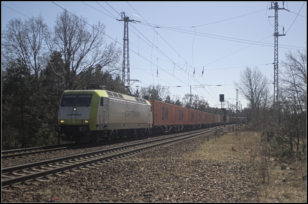 Captrain 145 094-9 fuhr mit einem Container-Zug am 06.04.2018 leider im Gegenlicht durch die Berliner Wuhlheide