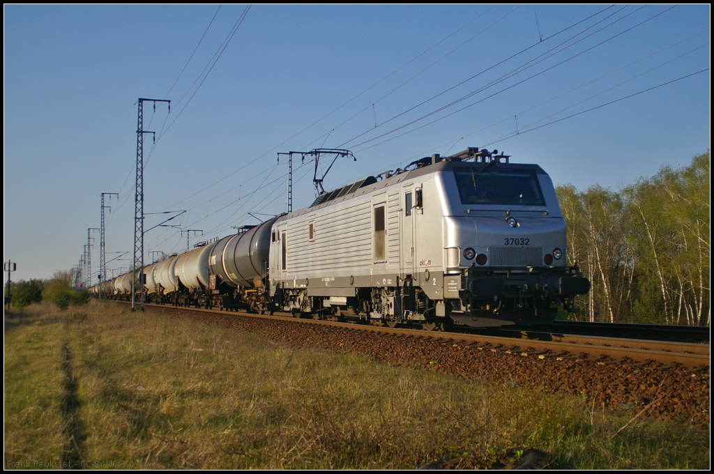 CTL Logistics 37032 mit Zas in Berlin Wuhlheide, 23.04.2015. Bei der 2006 von Alston gebauten Lok handelt es sich um eine Prima EL3U und wurde ursprünglich an Fret SNCF ausgeliefert. Sie wurde später an AKIEM SAS verkauft (NVR-Nummer 91 87 0037 032-6 F-AKIEM)