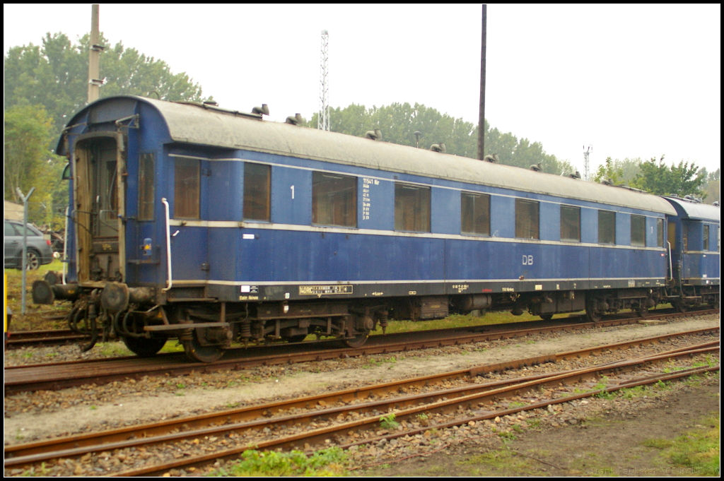 DB 11 541 Nr A4e / 51 80 17-40 006-1 Ae 040 ist ein Schnellzugwagen der 1. Klasse. Zu sehen war der Wagen whrend des 11. Berliner Eisenbahnfestes am 20.09.2014 in Berlin-Schneweide (UIC-Nummer D-DLFB 51 80 18-40 011-0 Ae 307).