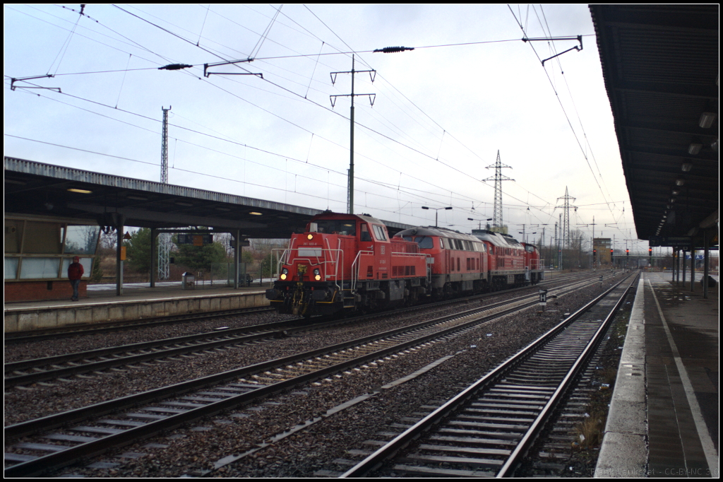 DB Cargo 1261 022-8 mit Lokzug bestehend aus 225 021 + Ludmilla  und 294 954 durch Berlin Schönefeld Flughafen, 11.02.2016